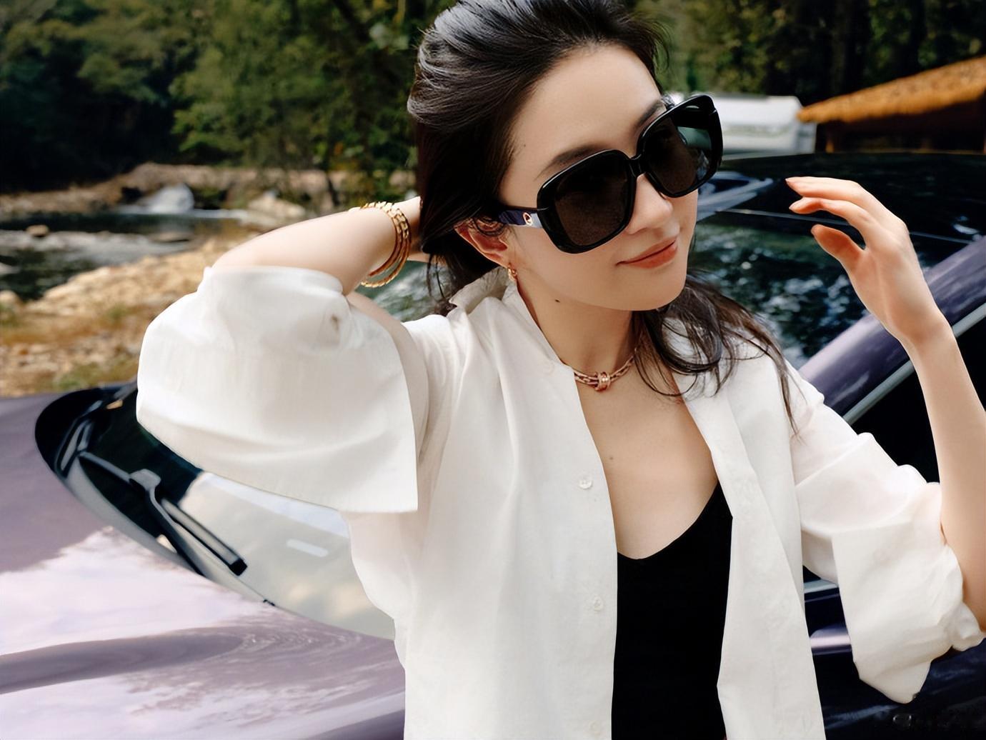 38岁刘亦菲晒近照，露脐装配百褶裙超少女，腰细腿长又瘦又美