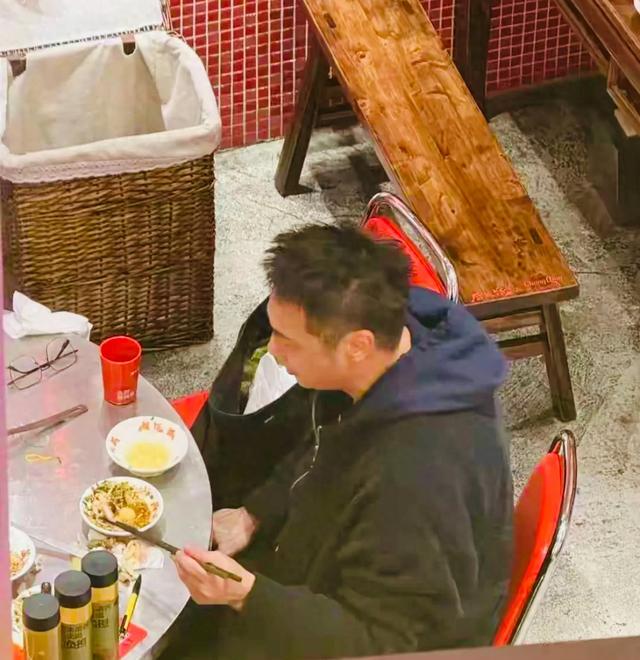 63岁吴镇宇深夜穿拖鞋涮火锅!点了两轮菜,柳州拍戏状态太真实