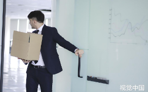 刚拿销冠奖，下一秒就被开除。老板这是自寻死路