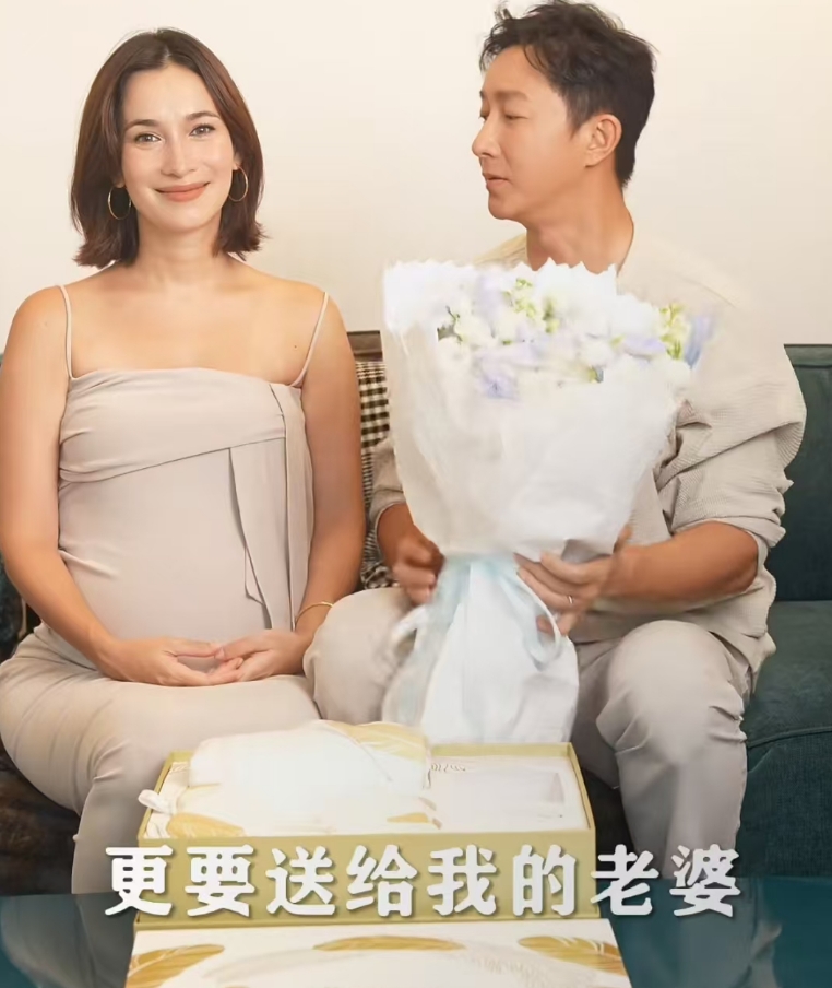 韩庚七夕给孕妻送花，卢靖姗穿吊带裙好温柔，临近产期圆润不少