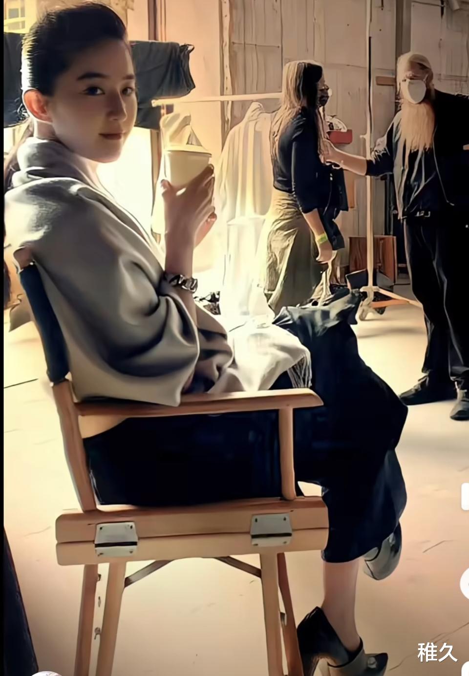 偶遇刘亦菲牵手朱珠遛娃,三里屯街头甜度爆表