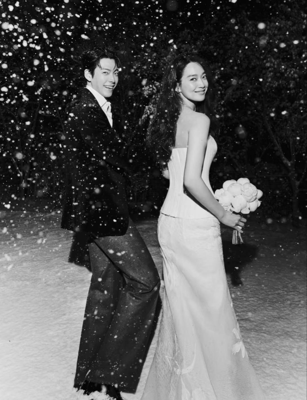 金宇彬与申敏儿西班牙度蜜月被偶遇，又高又帅，手上婚戒显眼