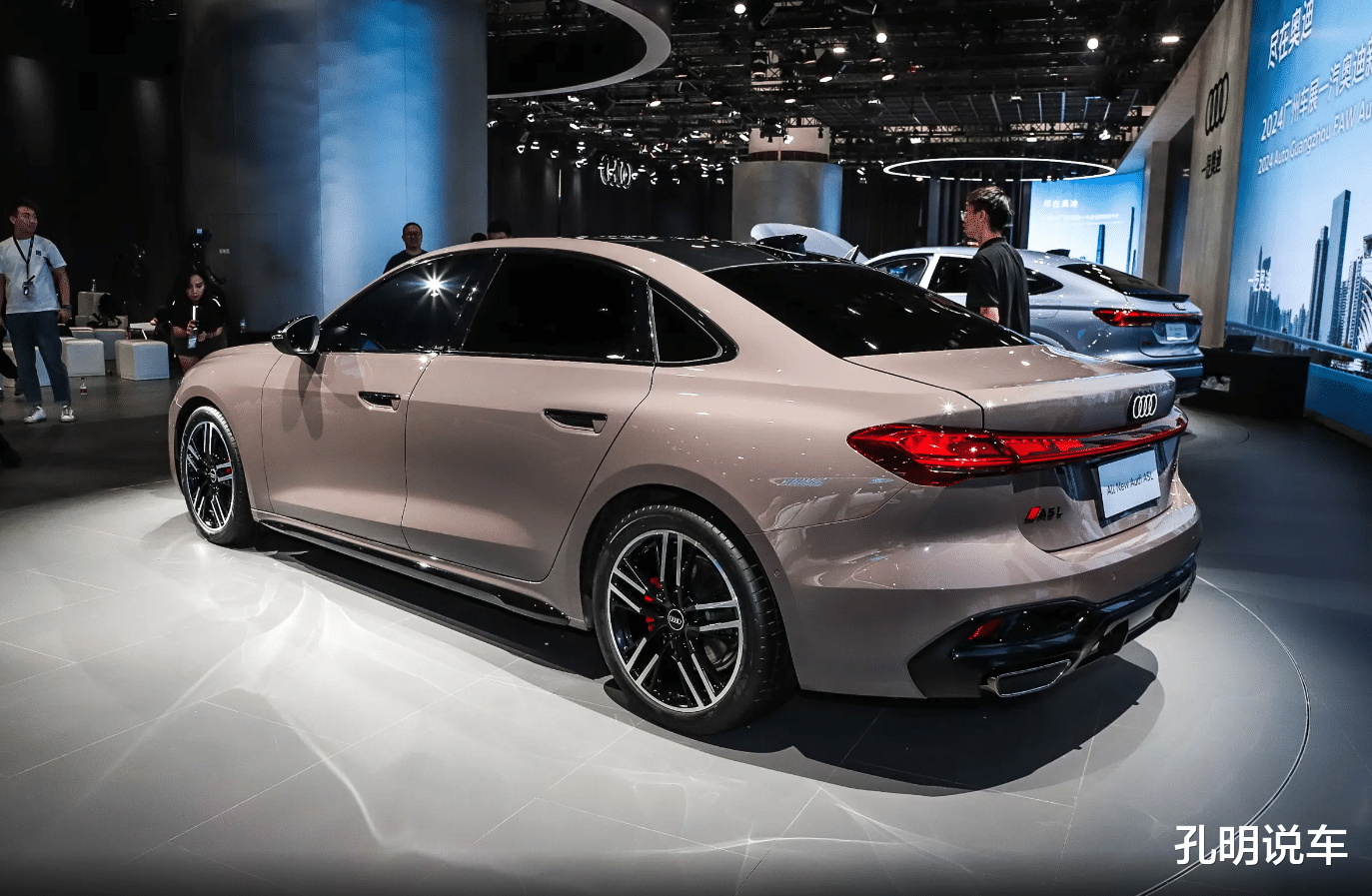 喜欢奥迪再等等,全新国产A5L“西装暴徒”,灯光很炫,有智驾