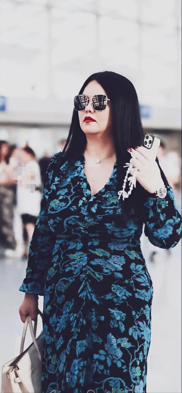 李湘一出场自信的光芒万丈,一副老娘我最美的架势!女王范儿十足