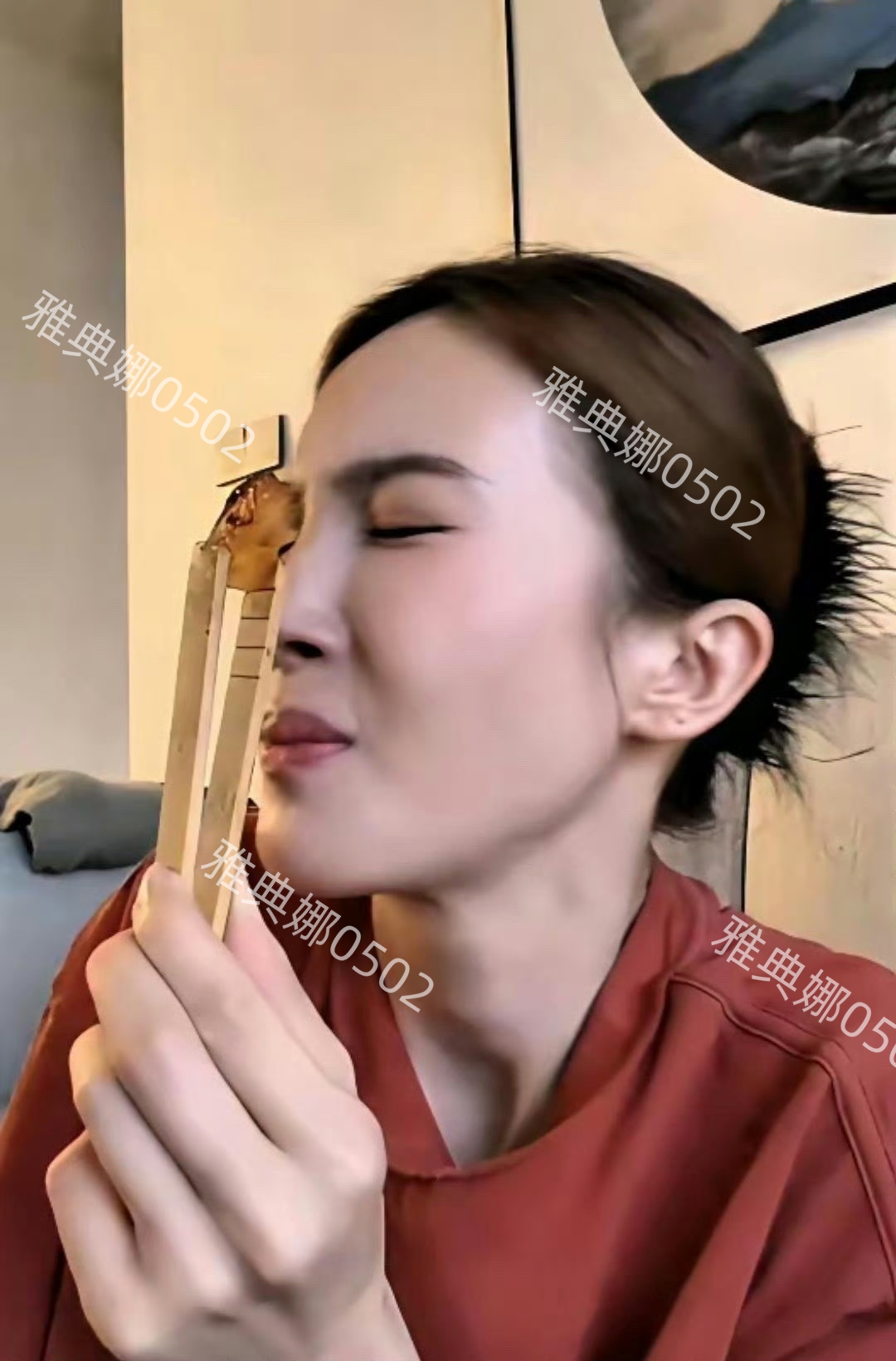 金晨很聪明每当网友质疑她又变样了，她就立吃货人设搞怪转移话题