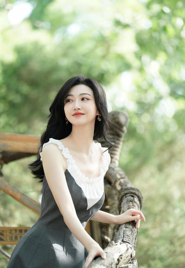 景甜这组真的美翻了,森系少女,悠然放风筝,氧气感直接拉满!