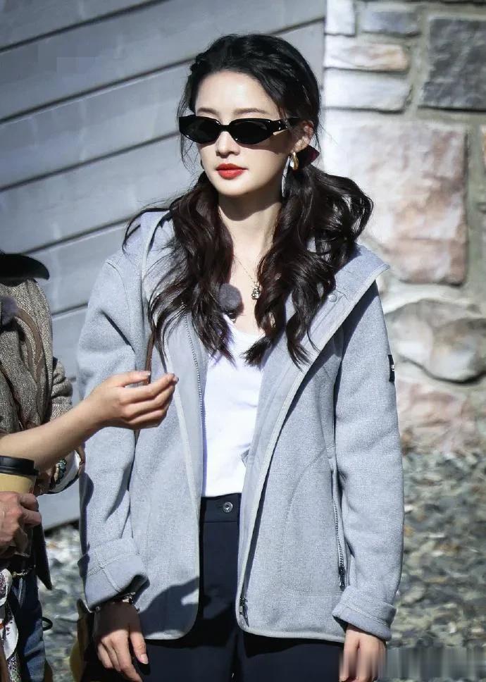 李沁越来越会穿!灰色连帽外套+阔腿裤,时髦又减龄!