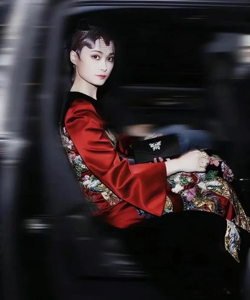 天呐，早前参加国外活动，李宇春这是什么造型，一个字“绝”