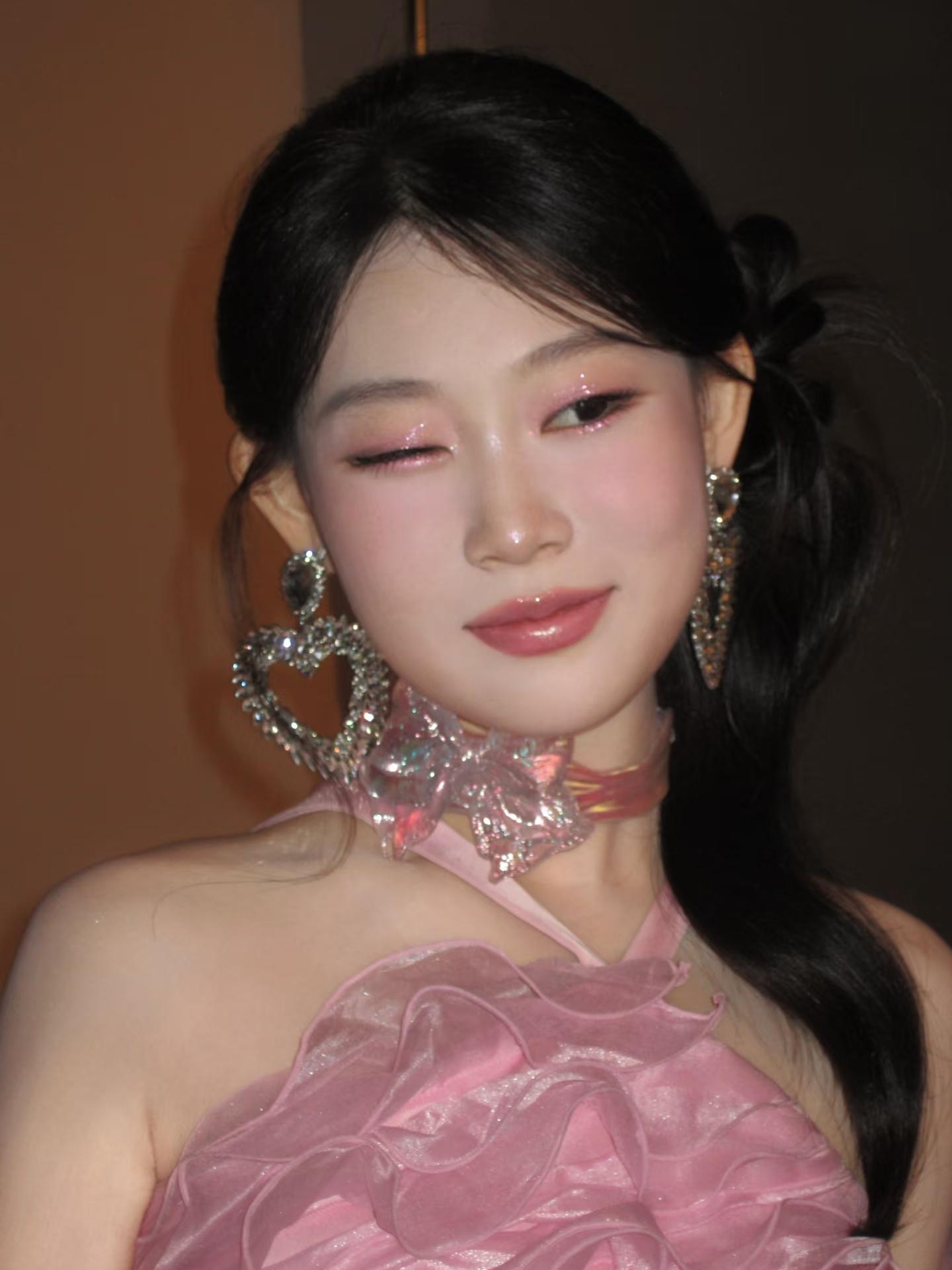 小沈阳女儿沈佳润广告妆造甜美更胜从前，犹如脱胎换骨一般