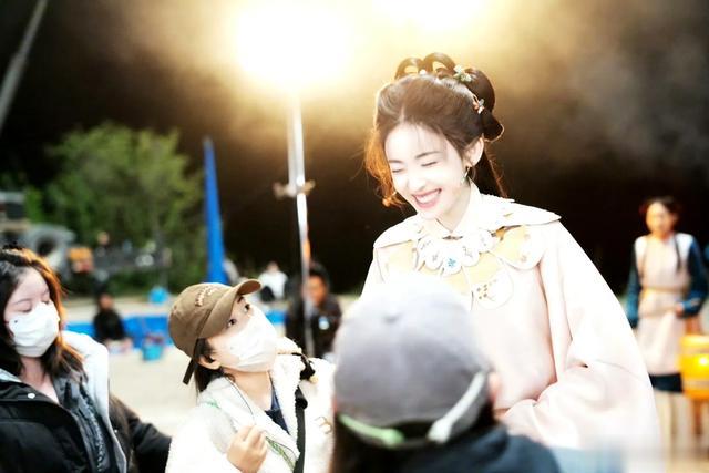 娜扎晒杀青照 期待娜扎的新剧