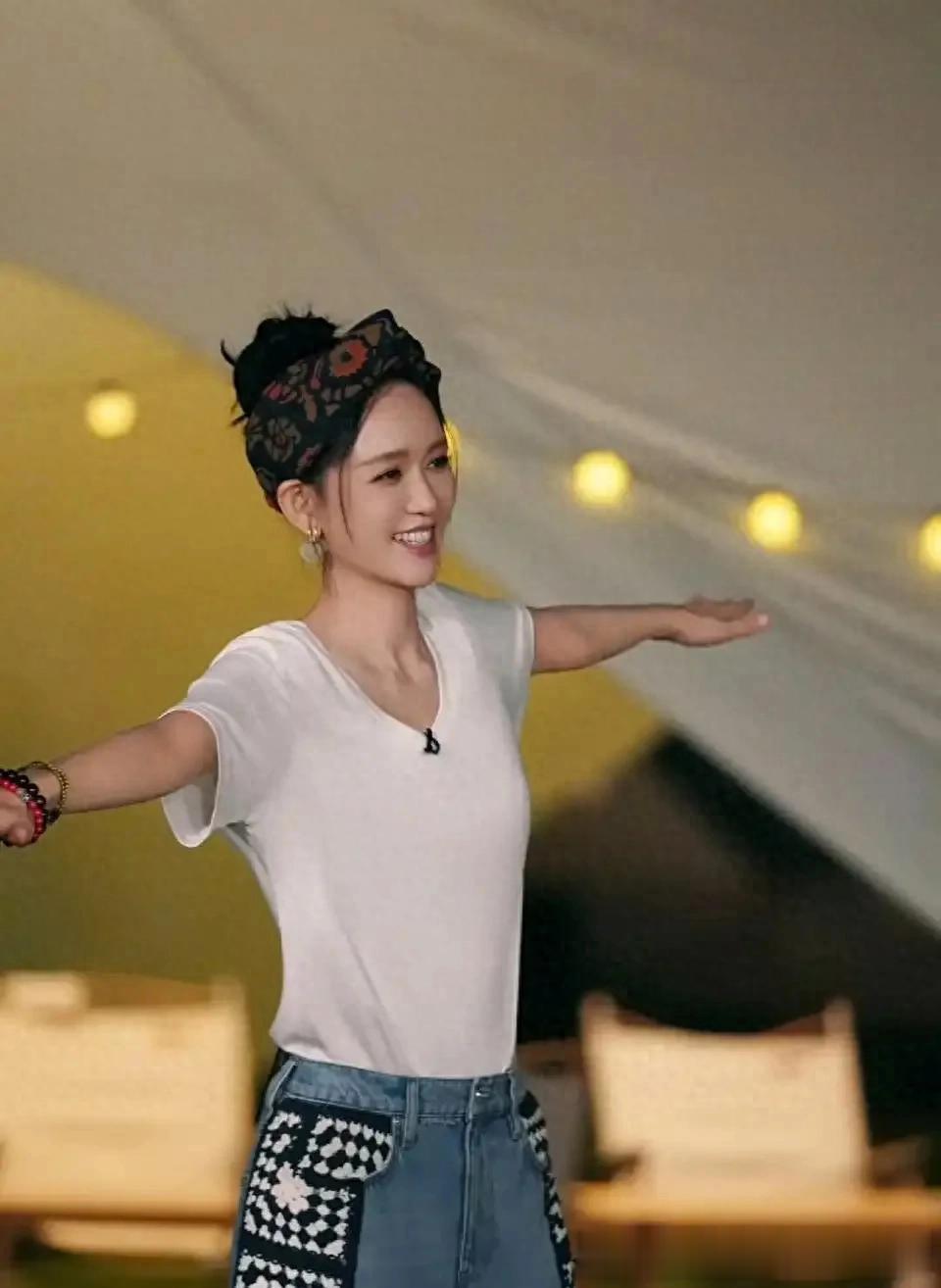 看了46岁陈乔恩嫁小9岁老公现状,才发现,她无惧年龄,活的从容