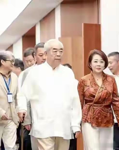 范增露面回应,37岁徐萌赢在生出儿子,54岁女儿输在这一点