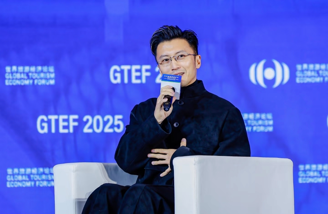 王菲刘嘉玲闺蜜同框，跟刘嘉玲夫妇日本滑雪，端咖啡坐梁朝伟旁边