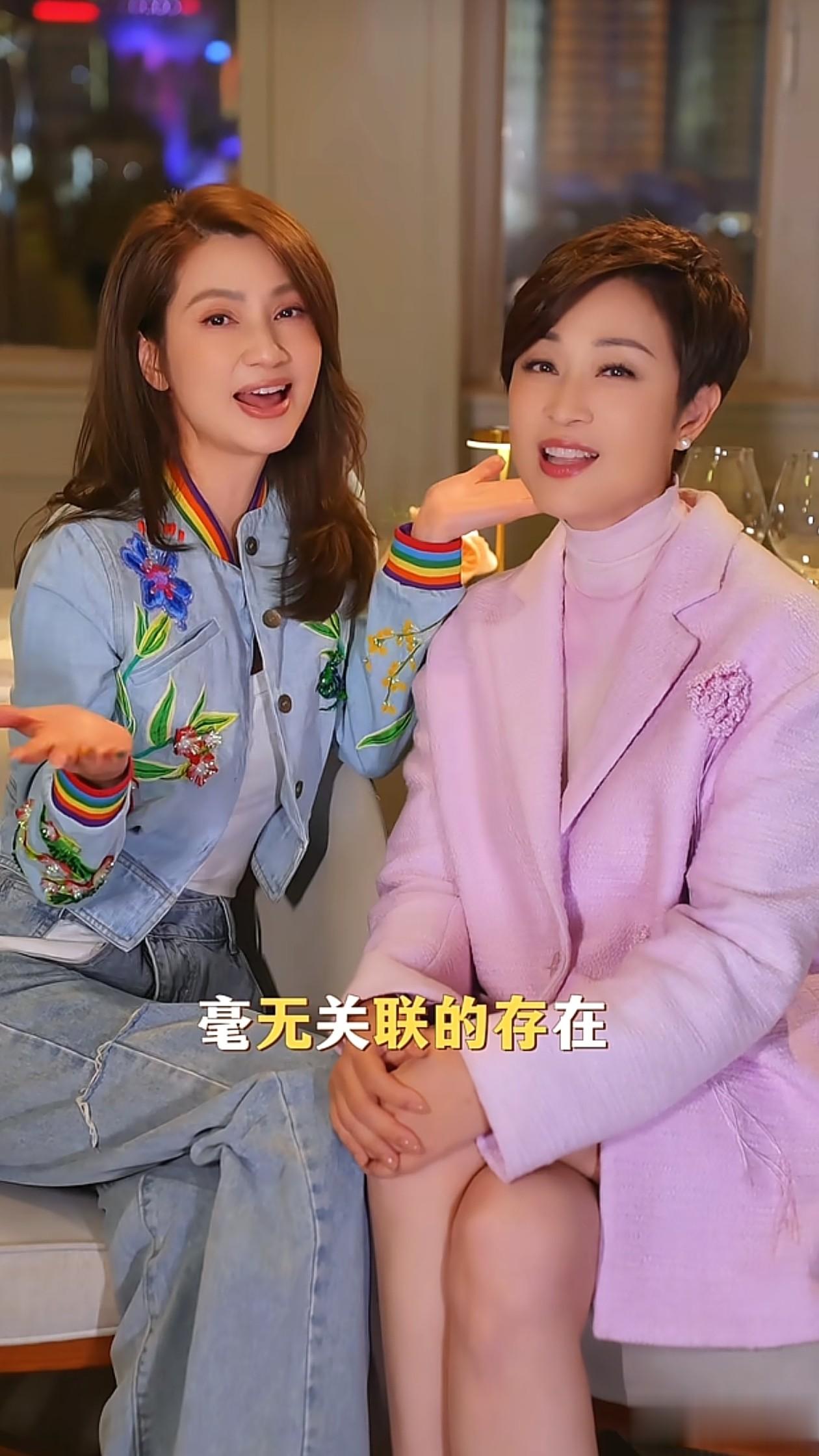 54岁洪欣与58岁陈法蓉同框！一个干练利落，一个温柔知性，美晕了