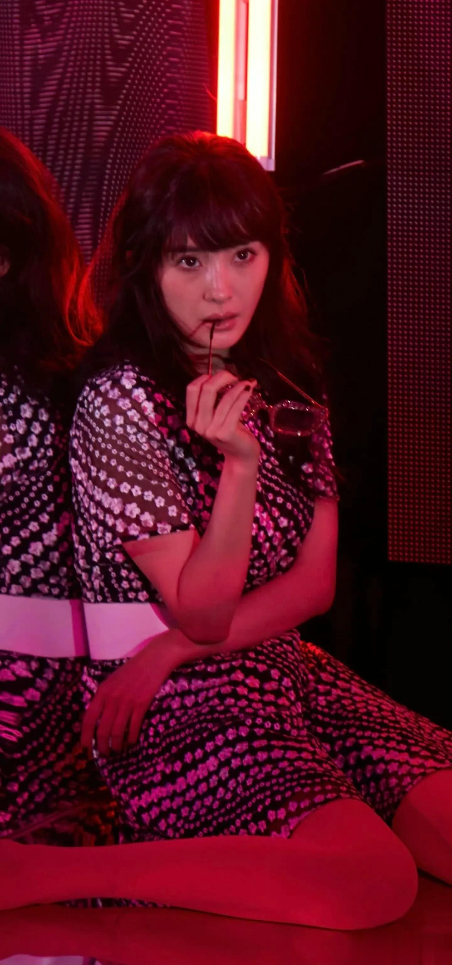 杨幂：出油的脸，格外欲……