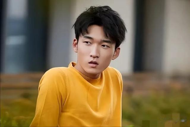 梅婷宠着、闫妮护着，长得不帅气却让大咖轮流作配，他啥来头?