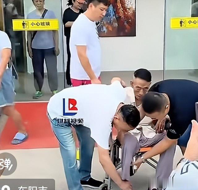 杨少华最后一面曝光,面色发黑遭碰撞无人在意,遗照前中华烟抢镜