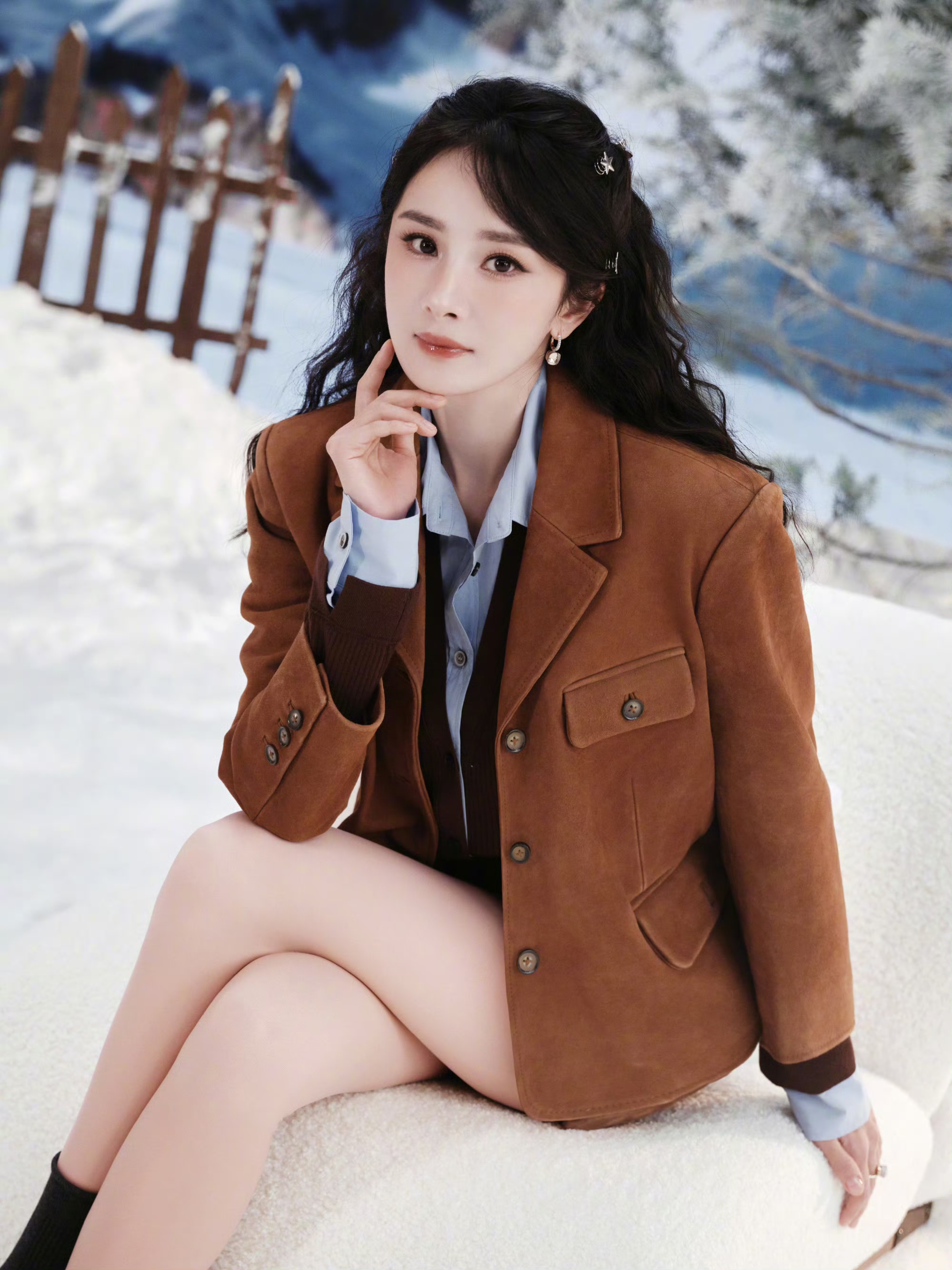 杨幂亮相小野和子，焦糖棕套装甜妹风格，光腿袜秀出优越美腿！