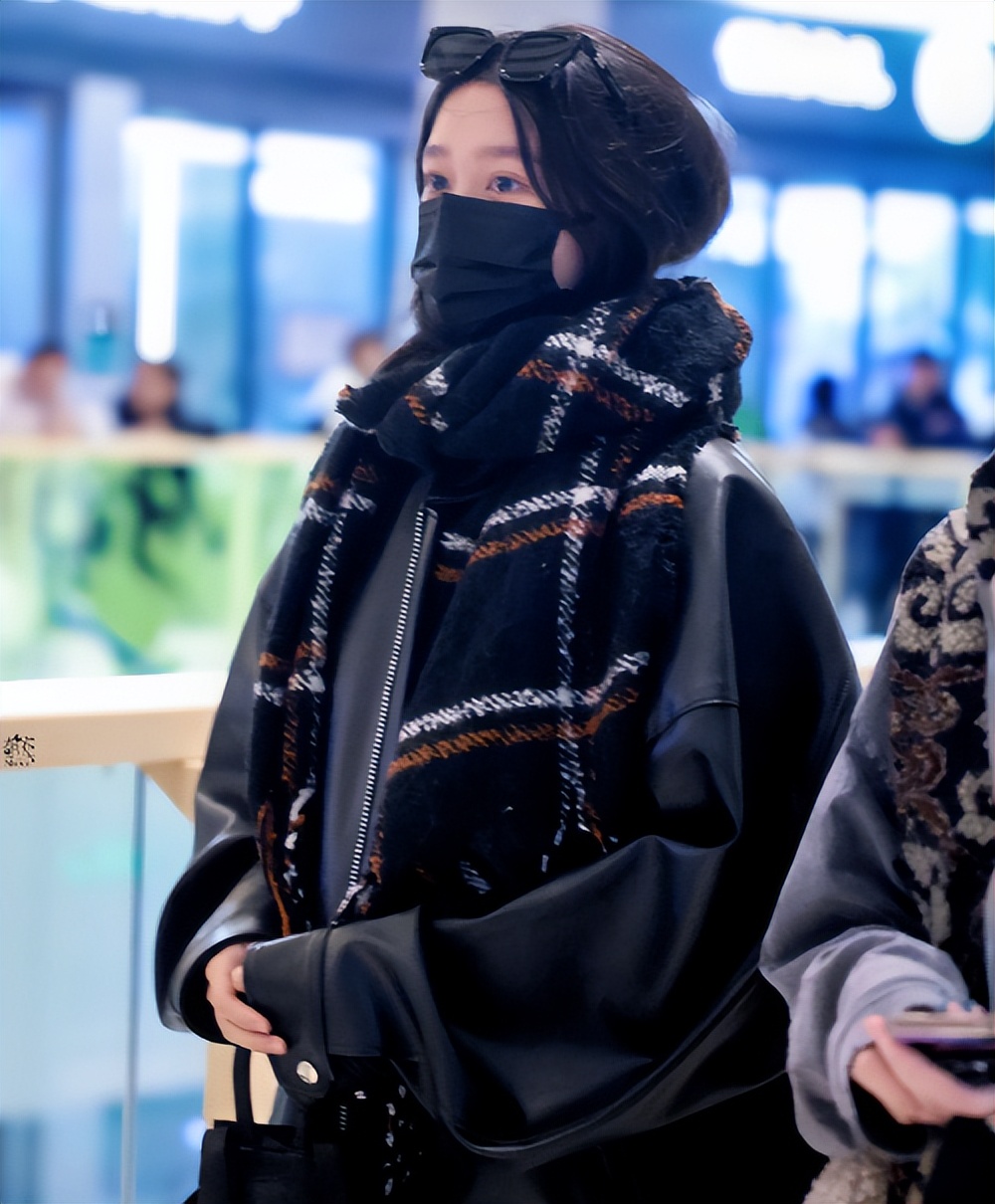 关晓彤“格格”人设又翻车，评论区吵翻天冲上热搜，过往言论被扒