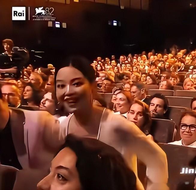 这回真是互扯头花了,辛芷蕾深夜发文怼“郝蕾”,网友:狐狸装纯