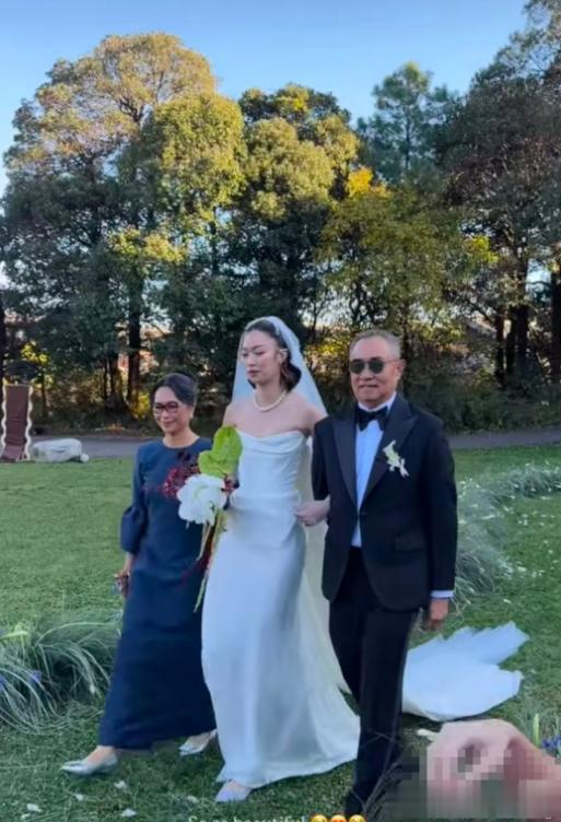 霍家三公子大婚，新娘婚纱简单小腹微凸，霍震庭朱玲玲低调出席