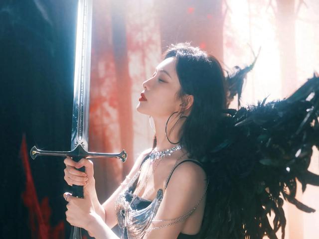 孟子义黑天使，是带着星光翅膀的女神