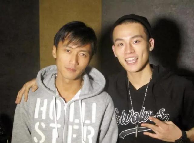 央视力挺！没想到32岁的欧豪，已悄悄走上“伯乐”谢霆锋的老路