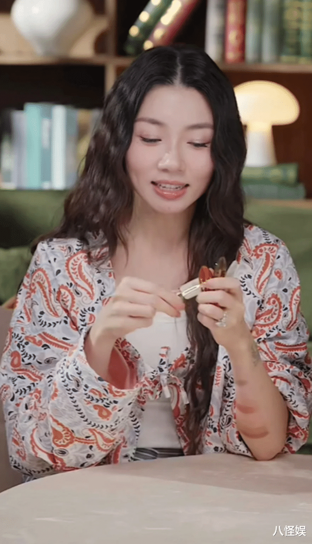 程晓玥美国逛街被偶遇，个子不高肤色还黑，真人看着很普通