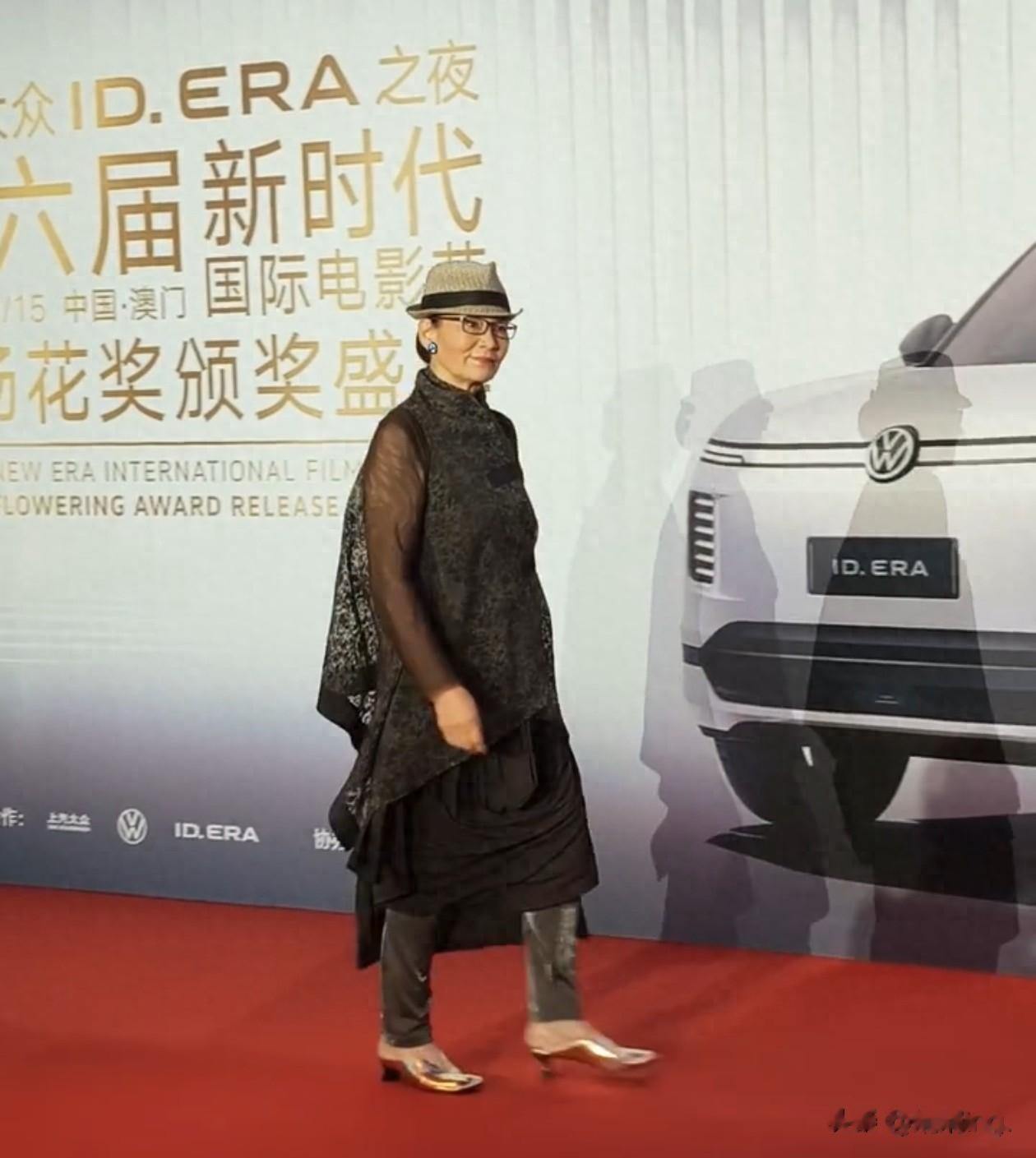 71岁潘虹红毯造型：礼帽+黑裙+马甲，气质太绝了，自带书卷气