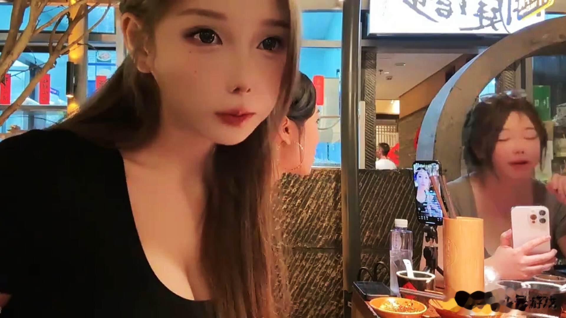 米娜和刘飞儿线下聚会,美颜失效导致展露真颜,网友:圆成球了!