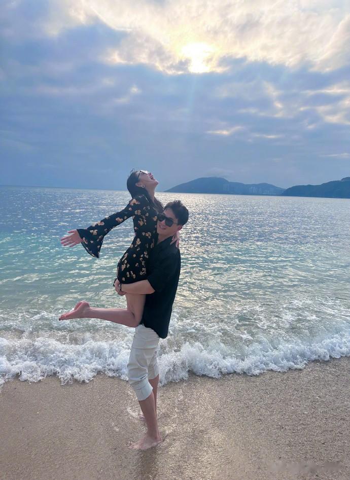 张馨予晒合照庆结婚7周年，何捷在沙滩高举老婆，素颜上阵显情商