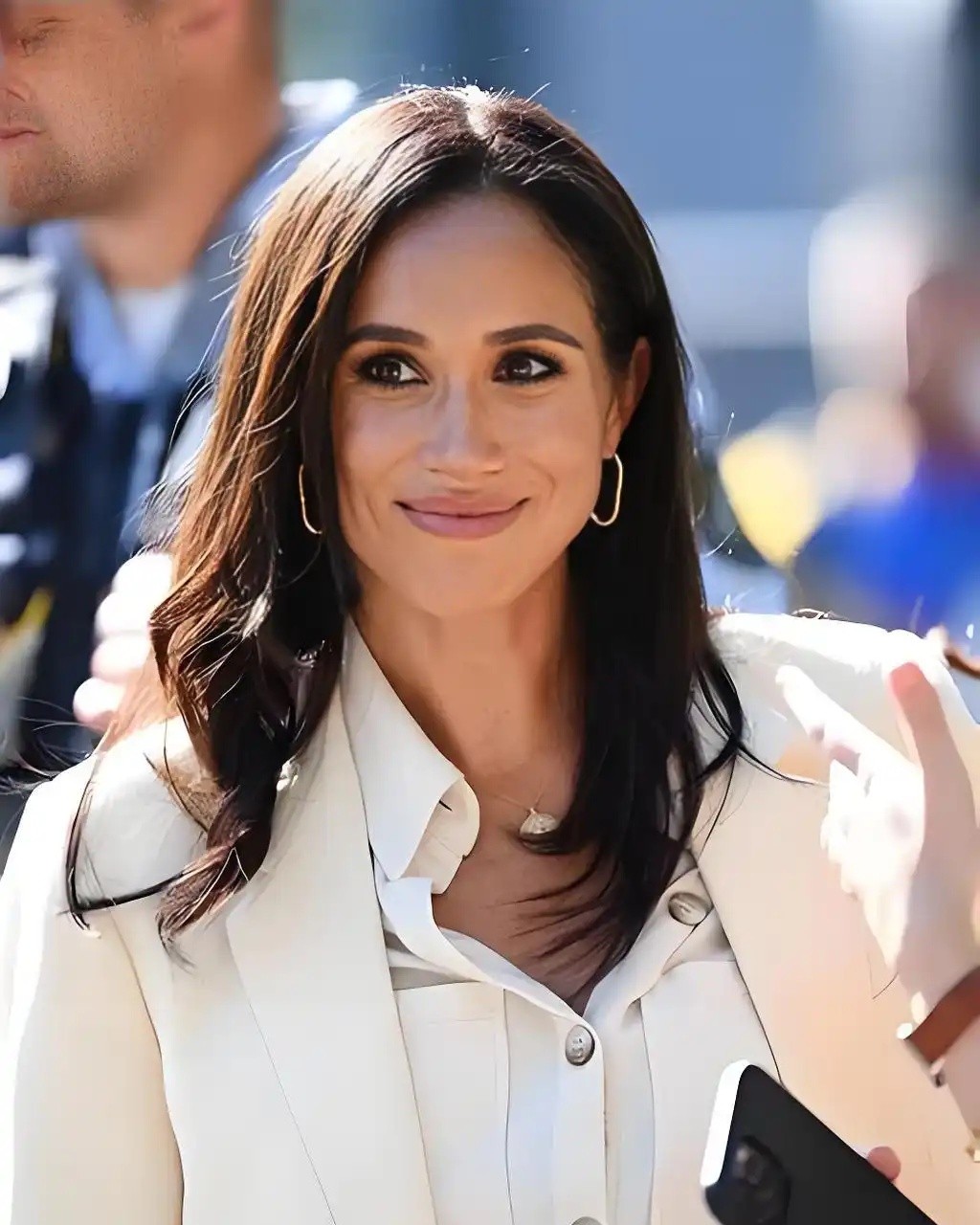 44岁的梅根使花招,借81岁老父亲生病之机,把大家都耍了