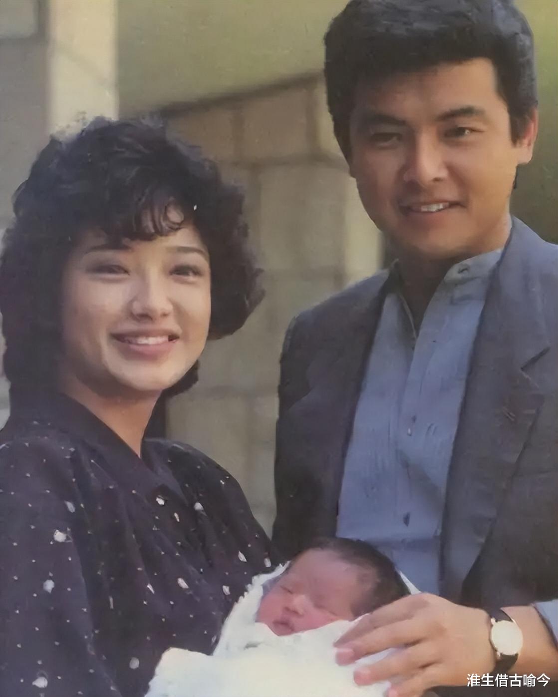 山口百惠的两个儿子：穿西装一个文雅一个英武，不输爸爸三浦友和