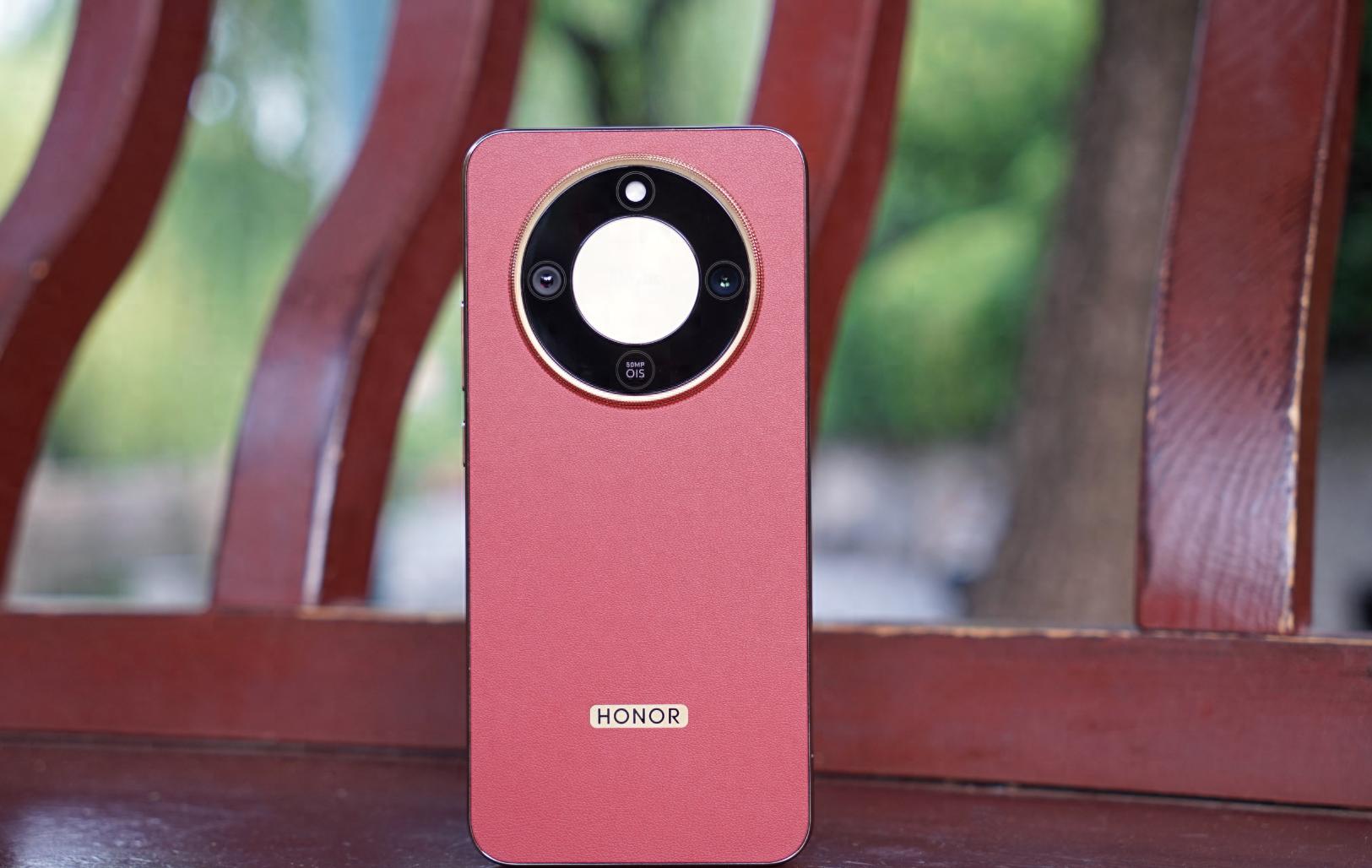 8000mAh+6.6英寸直屏,售价2499元,荣耀500又一次起飞