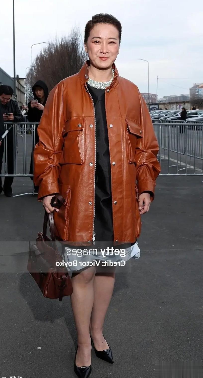 贾玲参加米兰时装周!模样大变美丽大方,优雅迷人一笑藏不住梨涡