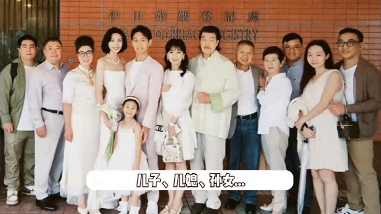 72岁赵雅芝全家福曝光，一屋子全是高颜值，小孙女复刻奶奶美貌