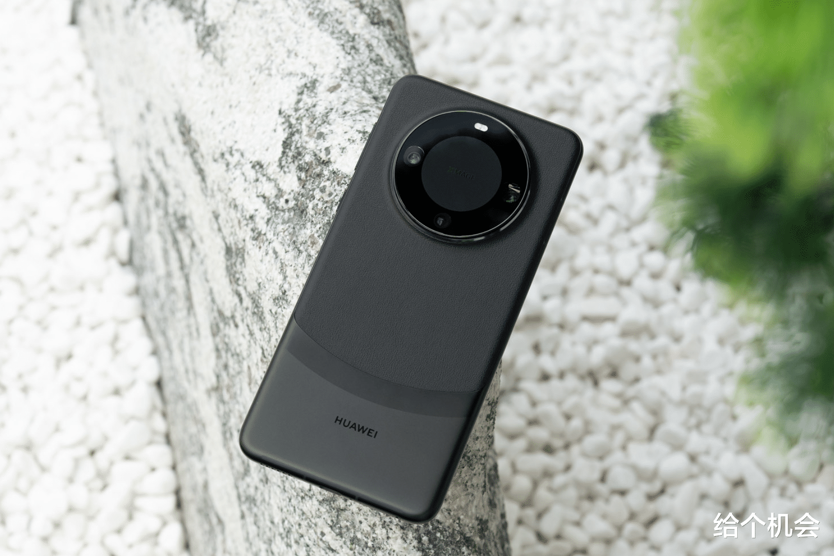 华为旗舰降价三分之一清仓，双卫星通信+100倍变焦，跌价3554元