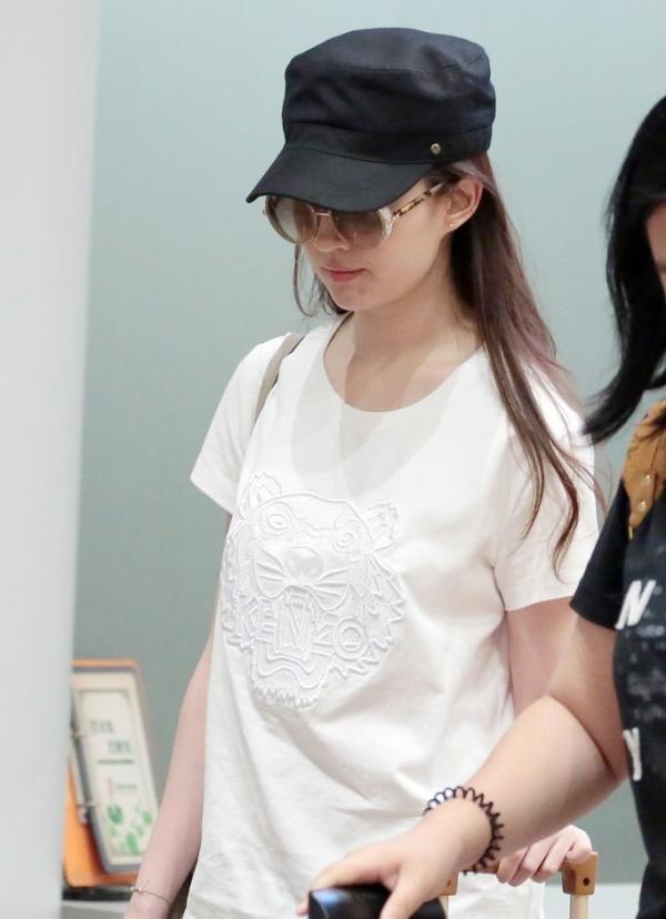 上海偶遇刘亦菲！穿拖鞋逛街，头发很厚很黑，感觉有170+又高又瘦