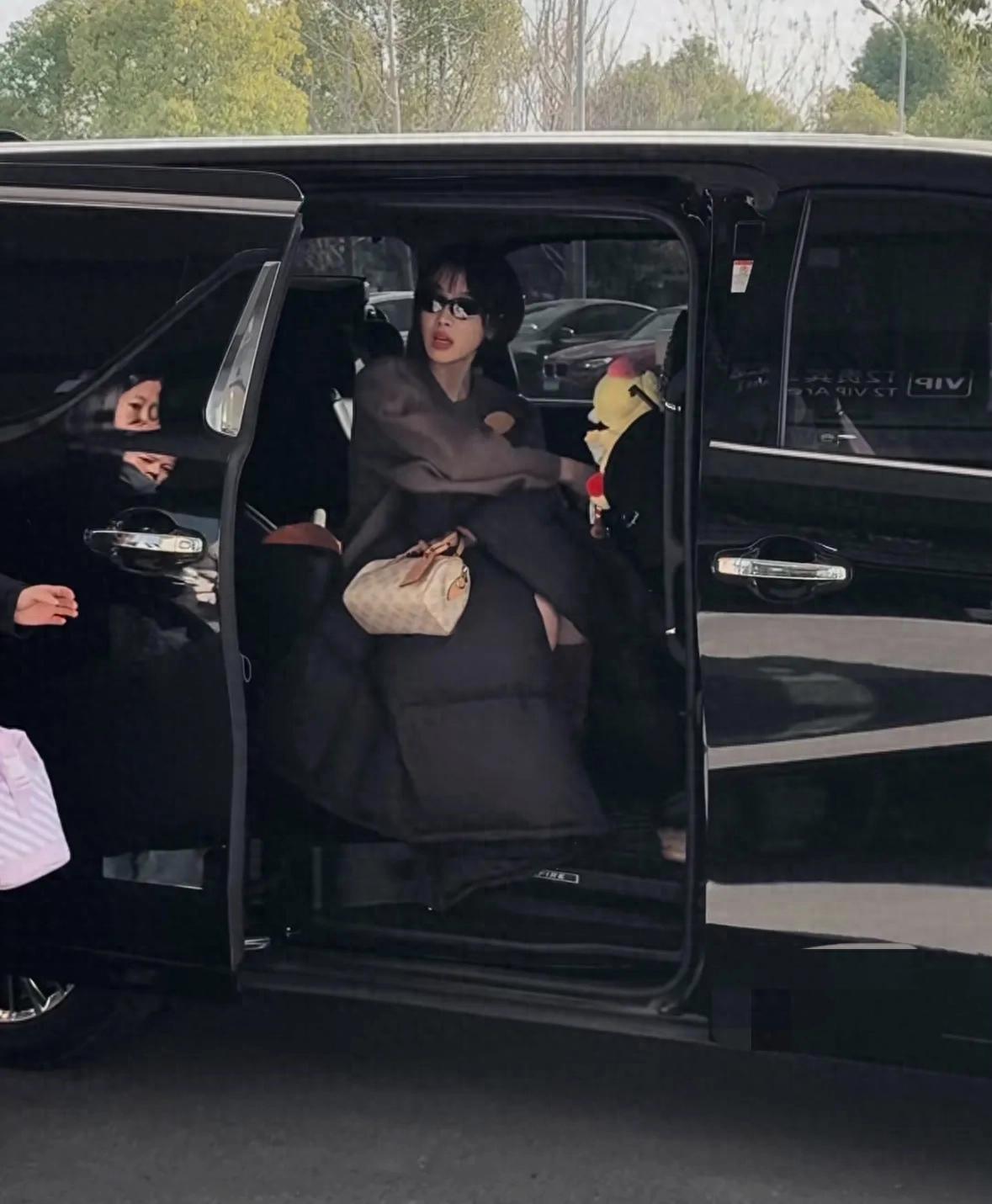 宋茜现身机场，戴墨镜短发造型亮相，穿呢子套装配长筒靴又美又飒