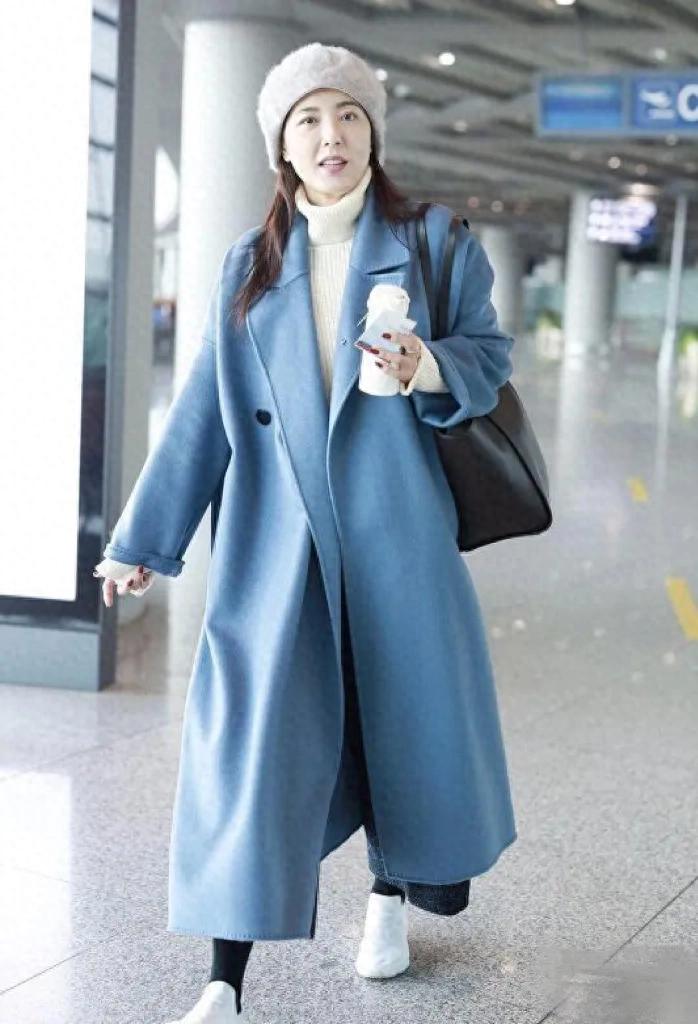 48岁曾黎穿出了高级感！雾霾蓝大衣阔腿裤贝雷帽，减龄又时髦！