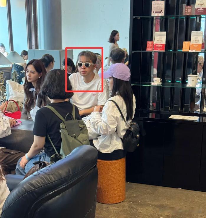 韩国偶遇杜海涛,一脸姨味眼肿憔悴,头发谢顶,和妻子像两代人