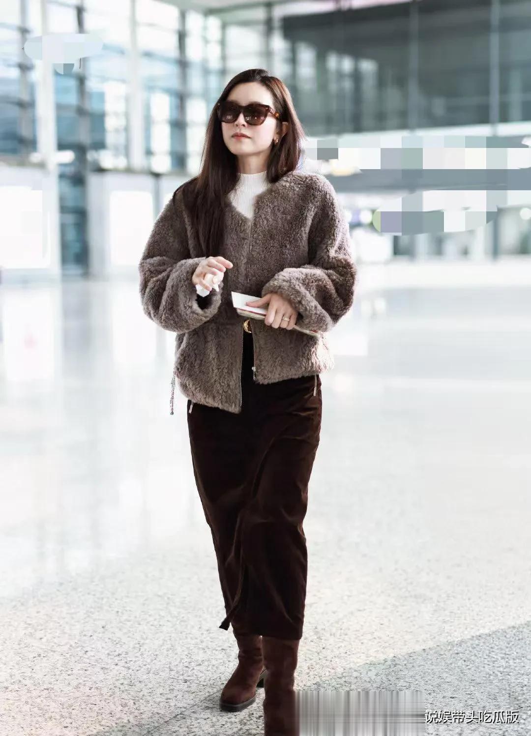 文咏珊机场私服真时髦！羊羔毛外套+白色高领衫+长裤，洋气又高级
