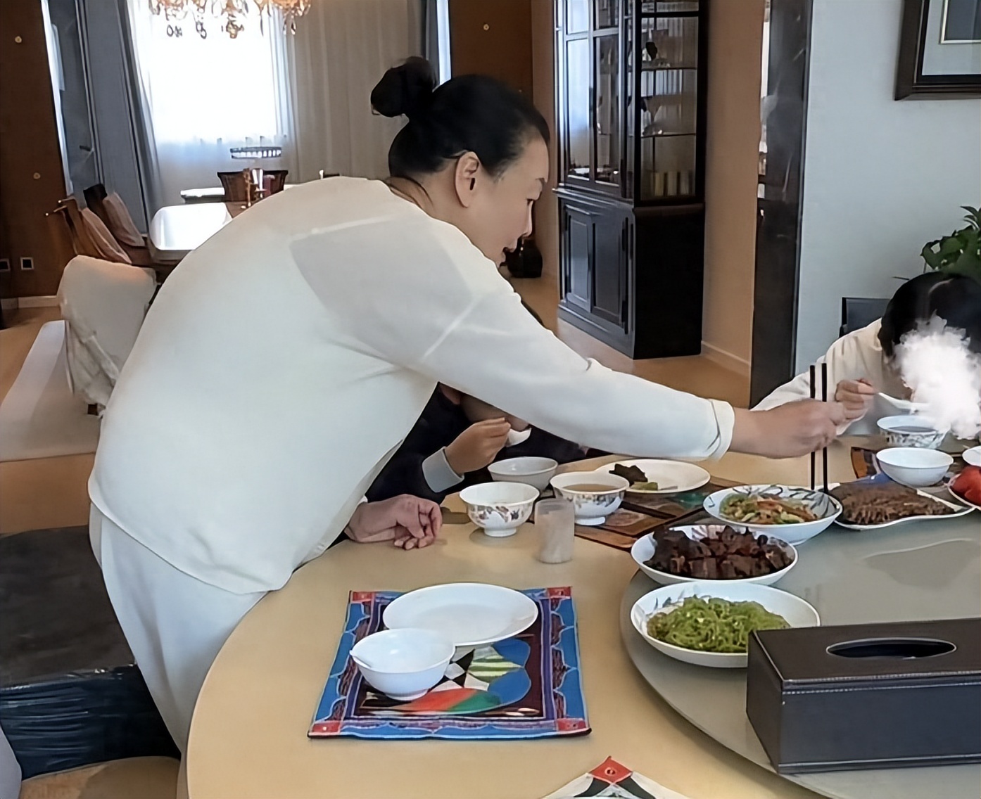 摊牌了！临近大S忌日，带孩子回北京的张兰，没给S家留一丝\体面\