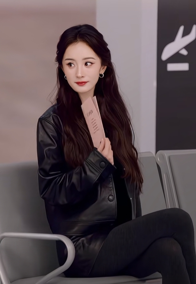 杨幂全黑皮装造型，大波浪卷发搭精致耳饰，比例优越美到犯规