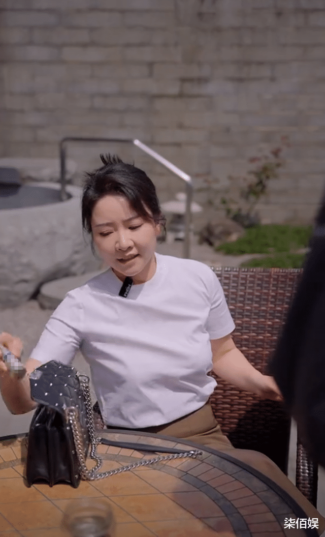 57岁郭涛获妻女探班，14岁女儿瘦了又高又漂亮，打扮太成熟像20多