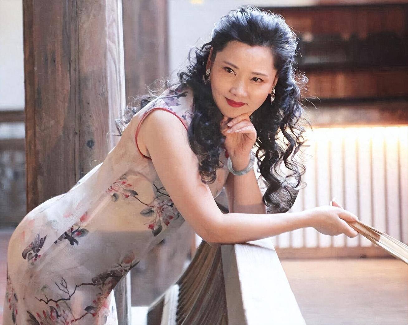 因长相太美曾无人敢追,父亲为她终身不娶,她的魅力究竟有多大?