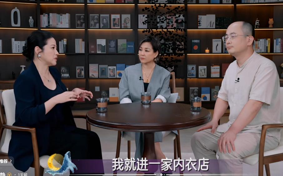 颜丙燕小20岁男友正脸曝光!185cm身高像男模,打耳钉一直牵着她