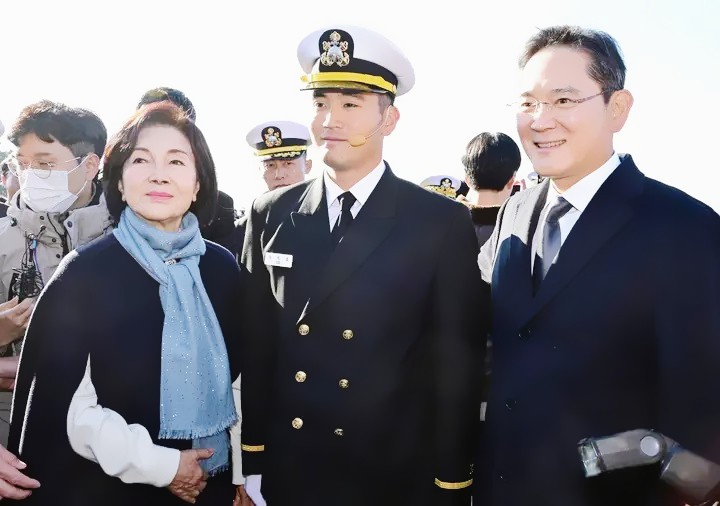 三星太子李智昊：入伍两个月瘦一圈，离婚16年的父母为他罕见同框