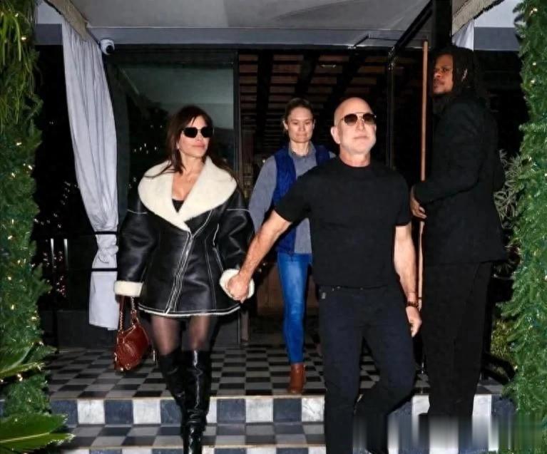 55岁劳伦桑切斯活的“精彩”,收腰短皮衣当裙子穿,61岁老公超爱