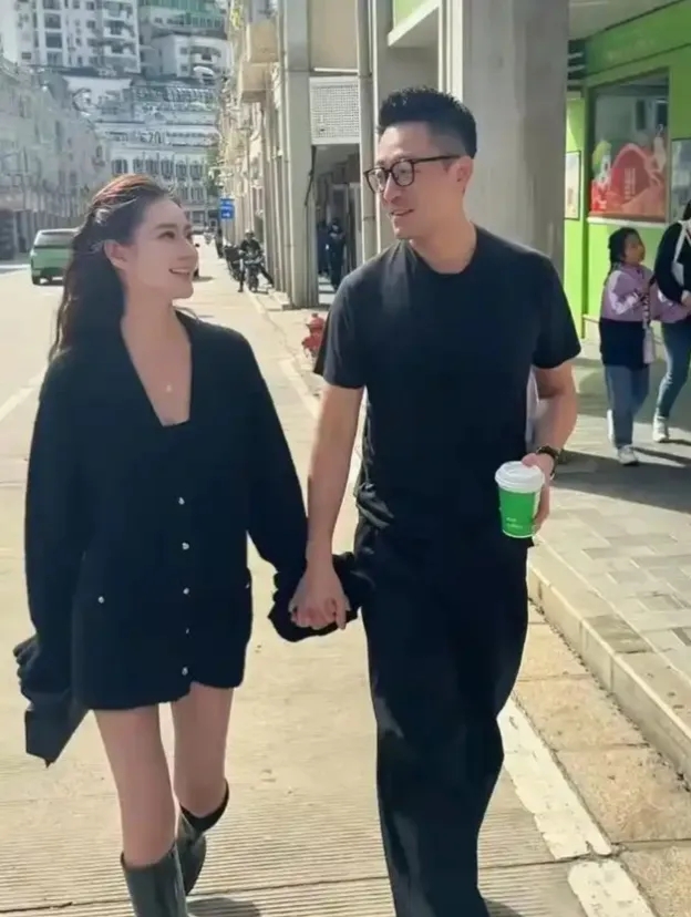 现实版许妍！马筱梅汪小菲在巴黎逛街，男方两个举动甜翻全网